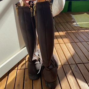 Stövlar  - Johnny bulls höga stövlar lite slitage där fram ,tvättas innan frakt,har bara stått i klädkammaren o tagit plats ! Kastas nästa vecka om inte  nån vill köpa dem ,66 kr me spårbart 