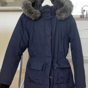 Vinterjacka Marinblå - Använd men är i bra skick.