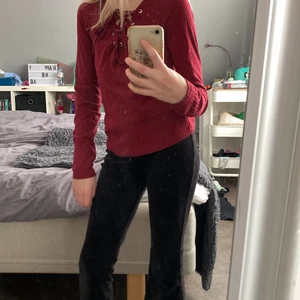 Tröja från HM stl xs - Säljer denna fina röda tröja från HM väldigt bra skick. Ganska gammal. Funkar bra på mig som är 145cm lång.