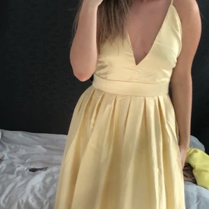 Lång klänning  - Väldigt fin långklänning, fin att ha till bal. Aldrig använd, bara testad. Storlek 36. Den är ljusgul. Priset kan diskuteras vid snabb affär 