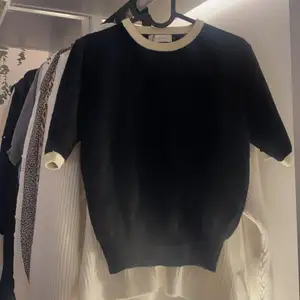 Säljer denna söta svarta tröja med vita detaljer💕den är i storlek S. Start bud börjar på 150! Skriv vid intresse 