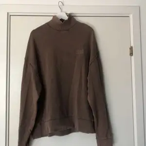 Väldigt fin och oversized brun tröja från Collusion ! (asos) säljes pga att jag inte använt den, fortfarande i nyskick ! köparen står för frakt :)