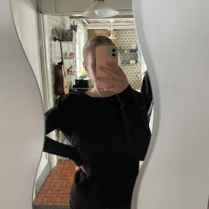 Svart tröja - Svart tröja med axelvaddar. Använd ca 1 gång därav säljs den för att den inte kommer till användning, så väldigt fint skick! Från vila storlek s