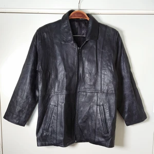 Vintage-skinnjacka - Vintage skinnjacka, halvlång modell. Ingen storleksmärkning men är som en S🌱