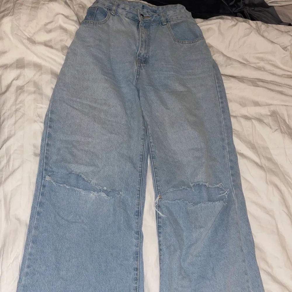 Ljusblå jeans med hål på knäna strl L💗 jätte fina och bekväma passar perfekt till våren och sommaren med ett snyggt skärp 🌸 säljer pågrund av att jag ej andvönder dem längre. Jeans & Byxor.