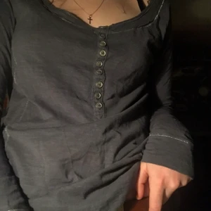 Urringad topp - En topp från Lindex (köpt secondhand av mig) med ganska så stor urringning. Har också fina silvriga sömmar på utsidan:) storlek M!