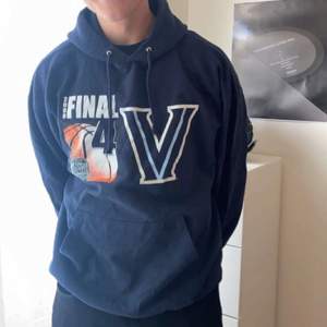 En snygg champion collage hoodie i storlek L. Vi säljer denna marinblåa hoodie för 200kr. Köparen står för frakt. Skriv gör mer info💕