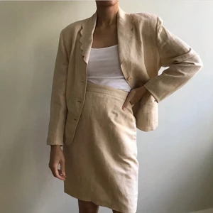 Vintage Kavaj+kjol beige set  - OBS! Två första bilderna är inte mina.                          Superfint set med kavaj och kjol i lin och viskos. Tyvärr för liten för mig. Vågformade kanter på kavajslaget och kjolens fickor.  Mått kavaj: armhåla-armhåla 47cm, midja 39 cm. Mått kjol: midja 32cm och längd cirka 50cm. Made in Italy.