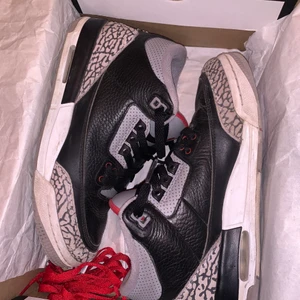 JORDAN 3 CEMENT GRAY - Tjena, säljer mina Jordan 3! De är i storlek 39 och är köpta på Footlocker. De kommer med extra snören som ni ser på första bilden och kvitto finns om de skulle behövas. OBS de är inte tvättade på bilderna så de går så klart att snygga till de lite! :) 