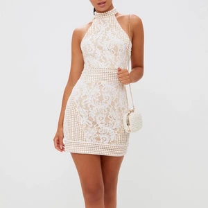 Vit spetsklänning - En kort vit spetsklänning (passar mig och jag är 174 cm) i storlek M(12). Använd en gång och därav i väldigt bra skick!