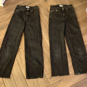 Byxor  - jag säljer dessa super fina vida byxor i anledning av att dom inte är min stil och för små bara andvänd ett fåtal gångerna 2-3 gånger köparen står för frakten❤️ 100kr styck vid snabbt köp får man båda för 180kr original pris 300kr styck från lager 157