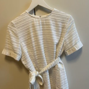 Topp - Superfin topp från Tiger Of Sweden som går att knyta i midjan💕💕 säljer då den inte kommer till användning! Endast använd ett fåtal gånger så toppen är i nyskick!