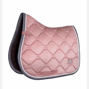 rosa Equestrian Stockholm schabrak  - Säljer detta rosa equestrian Stockholm schabrak i storlek FULL, är i okej skick, säljer för 300kr nypris 799, pris kan diskuteras, kom privat för fler bilder💗