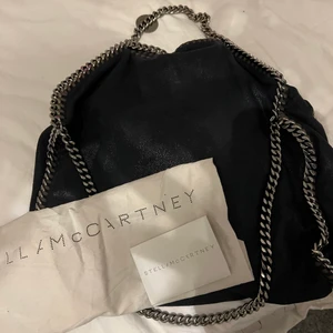Stella McCartney väska - Säljer nu min älskade Stella McCartney falabella i färgen mörk blå. Nypris för denna är 9-10 tusen. Den är i bra skick! Skriv för mer info❤️