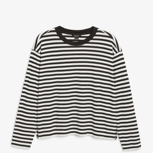 Randig tröja  - Svart vit randig tröja från Monki, storlek L men skulle säga att den är en mer One Size modell. 