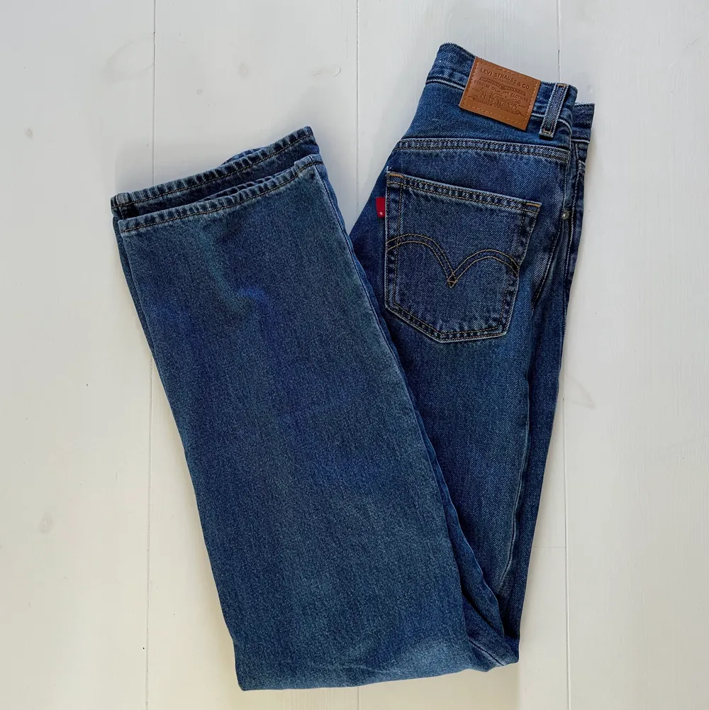 högmidjade levis jeans! modellen ”high loose”. säljer pga för små för mig 💕. Jeans & Byxor.