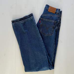 högmidjade levis jeans! modellen ”high loose”. säljer pga för små för mig 💕