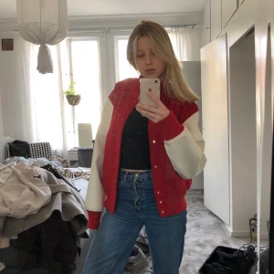 Bomberjacka  - Röd och vit bomberjacka från weekday, storlek S