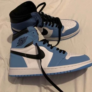 AIR JORDAN 1 RETRO HIGH OG UNIVERSITY  - Har dessa Jordan 1 som inte kommer bli använda. De är i storlek 42 och gär för ungefär 5-6 tusen i resell sidor sà tänker släppa dom för 3700-3800 beroende pà hur smidig affären blir.