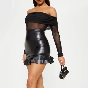 Kjol  - Fake skinnkjol från Nelly med stretch. Köptes för ca 2 år sen så gissar på att den ej finns kvar. Nyskick! Använd fåtal gånger. Storlek XS 💕