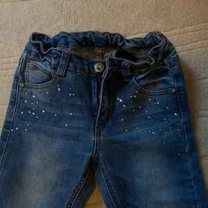 jeans med paljetter - Säljer dessa ursnygga jeansen med paljetter på som tyvärr är för små för mig och därav inte kommer till användning. Kom gärna privat för frågor och pris förslag!❤️ pris+frakt betalas av köparen!