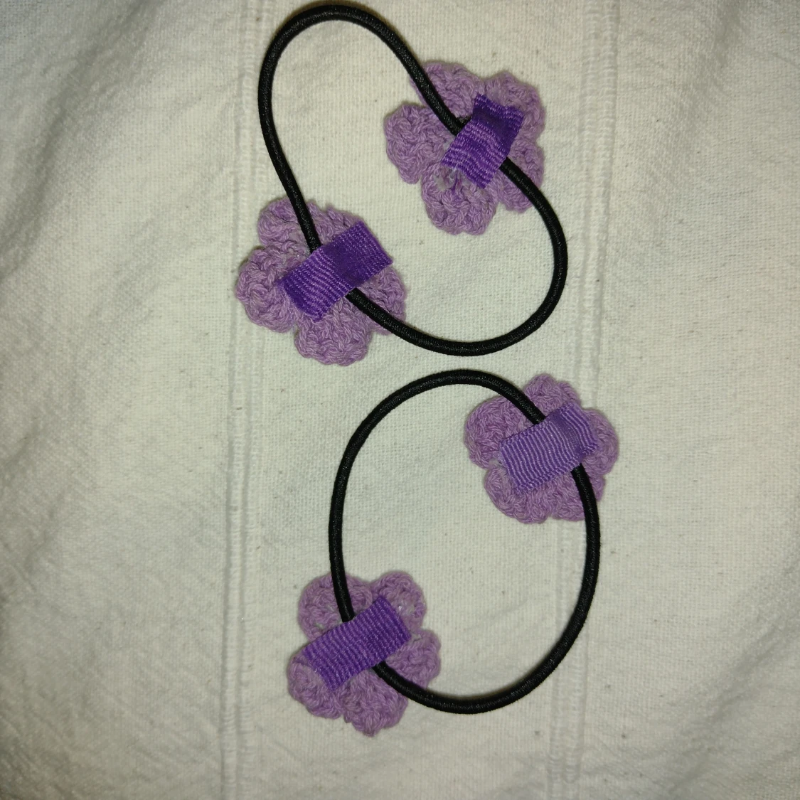 Två hårsnoddar med virkade blommor - 91