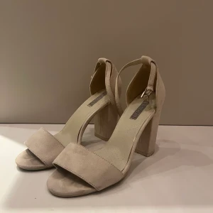 Beiga klackskor!! - Hej, nu säljer jag dessa stilrena klackar som kan användas vid lite festligare tillfällen. Använda men i bra skick. 