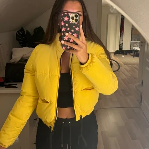 Gul jacka - Säljer nu denna gula mysiga jackan, storlek 34, från hm, bra skick, säljer för 80kr + frakt
