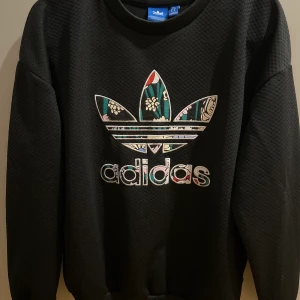 Adidas  - Snygg tröja med blommigt tryckt från Adidas 