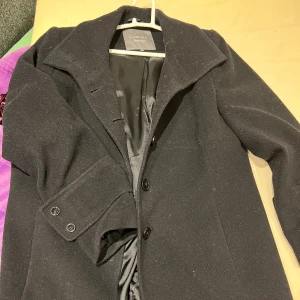 Svart kappa  - Snygg svart kappa, använd ca 3 ggr. Bra skick. 