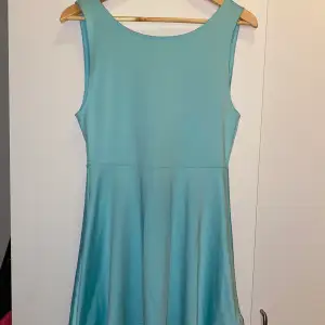 Mintgrön snygg klänning med öppen rygg från H&M  Stl. M I bra skick, använd fåtal gånger