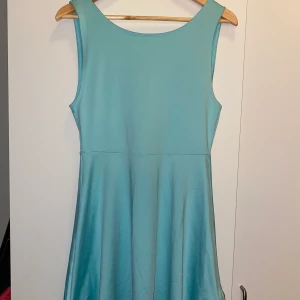 Mintgrön klänning  - Mintgrön snygg klänning med öppen rygg från H&M  Stl. M I bra skick, använd fåtal gånger