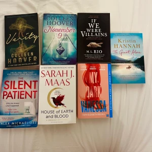 Böcker  - Bokrensing! 1.verity 2. SÅLD 3. SÅLD 4. The great alone 5. SÅLD 6. House of earth be blood (bok 1) 7. SÅLD. Böckerna säljs för 130kr ink frakt/styck. (Det är frakten som är så dyr! Köp fler = billigare.