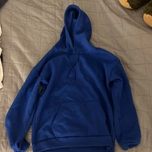 Hoodie - Tunn, mörkblå hoodie. Storlek S, passar även en storlek M. Knappast använd🫶🏻