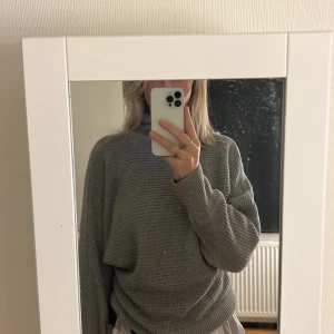 Stickad tröja - Stickad polotröja i gråfärg! Knappast använd. Fortfarande hel. Sjukt varm och gosig inför hösten/vintern!