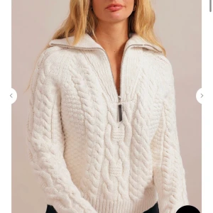 Zip up knit  - Säljer en helt ny och oanvänd trendig zip up stickad tröja från chiquelle! Helt slutsåld på hemsidan!  Prislappen var jag dum nog att slita bort och kan då inte lämna tillbaks. Men den är bara testad. Säljer den för 600kr Nypris 729kr