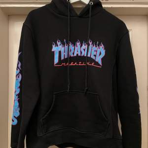 Skitcool svart imiterad Thrasher hoodie med blå detaljer. Lite liten storleken men super för de som inte vill ha oversized!