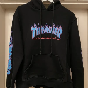 Thrasher Hoodie - Skitcool svart imiterad Thrasher hoodie med blå detaljer. Lite liten storleken men super för de som inte vill ha oversized!