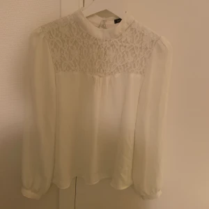 Blus - En super fin vit blus från rut&circle i strl 34 som nästan är helt oanvänd så inga anmärkningar!  