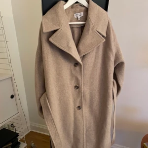 Other Stories Ullkappa - Fantastisk ullkappa från &other stories. Tre knappar, skärp. Storlek S! Använd en gång. 