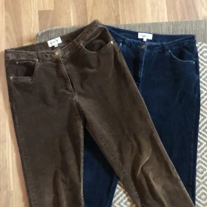 2 par manchesterbyxor från Cappuccino.  - 2 par manchesterbyxor från Cappucino. Båda strl 38, sitter som 28/40. Ett par bruna och ett par marinblå.