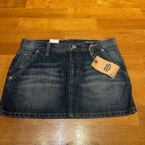 Oanvänd jeanskjol - En helt oanvänd jeanskjol med prislappen kvar
