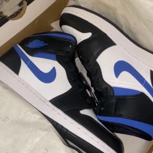 Air jordan 1 mid - Säljer nu mina fina jordans då dom inte kommer till användning, dom är i fint skick, knappt använda inköpta förra året, storlek 38 1/2🤩 Säljer för 900kr + frakt