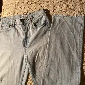 Garderobsrensning!  Säljer bland annat dessa populära Zara jeans i stl 38💙 Om du hittar något mer du gillar kan pris absolut diskuteras! 🥰