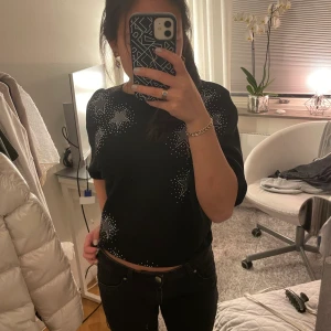 Stjärnig tröja - En jätteskön tröja som är hyfsat tunn men ändå håller värmen bra. Den funkar både som en kortärmad och långärmad tröja. 