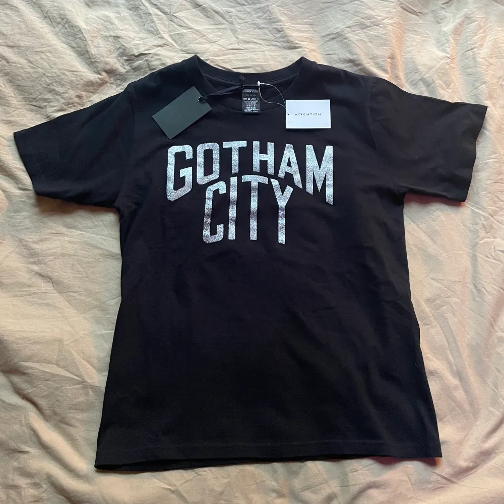 En as rare Gotham city number nine t shirt som inte går att få tag på längre. T shirten är helt ny med båda lappar kvar. Pris kan diskuteras. T-shirts.