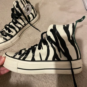 ZEBRA CONVERSE - Så snygga zebra converse som jag använt 1 gång! Köpt för ca 1.000kr