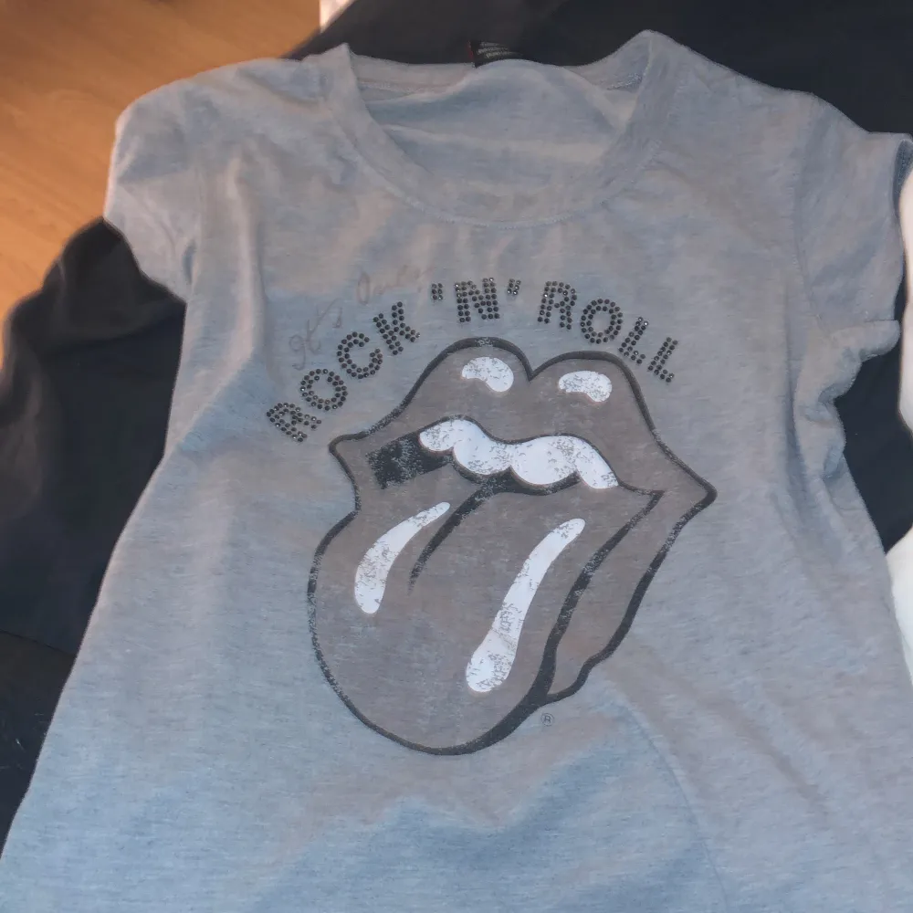 Äkta Rolling stones tröja köpte för 399 säljer för 150, vet inte storlek men typ xs eller xxs men passar också S skriv om ni vill veta nåt mer  . T-shirts.
