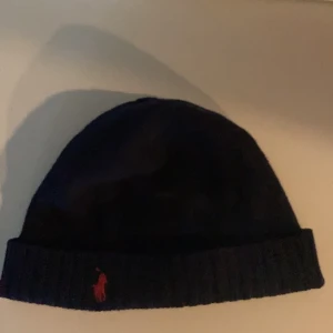 Ralph Lauren Mössa - Den är köpt från KidsBrandStore för 3 år sedan för 500kr. Rätt så använd. Lappen inuti har jag klippt bort.