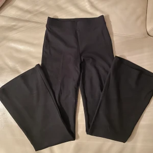 Bootcut byxor - Säljer mina bootcut byxor, knappt använda och är nästan som nya💘💕💗